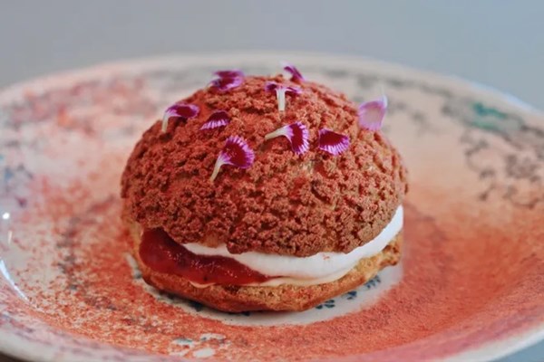 Strawberry rhubarb cream puffs (Choux au craquelin)