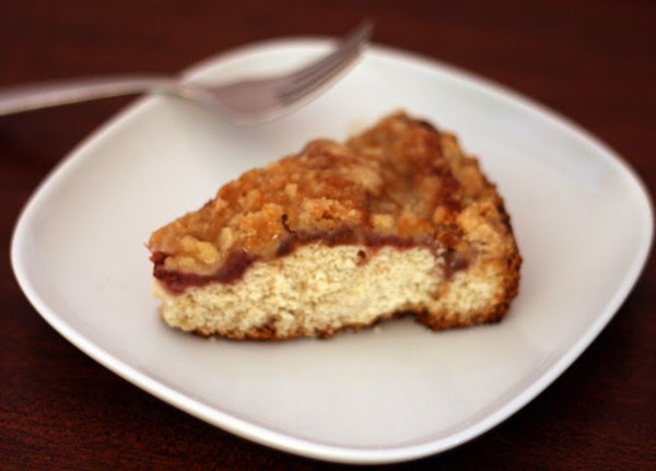 Strawberry-rhubarb crumb cake