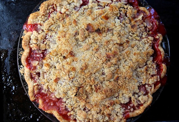 Strawberry rhubarb crumb pie