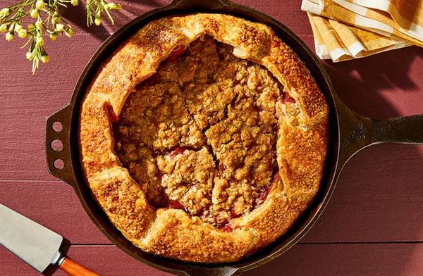 Strawberry rhubarb crumb pie