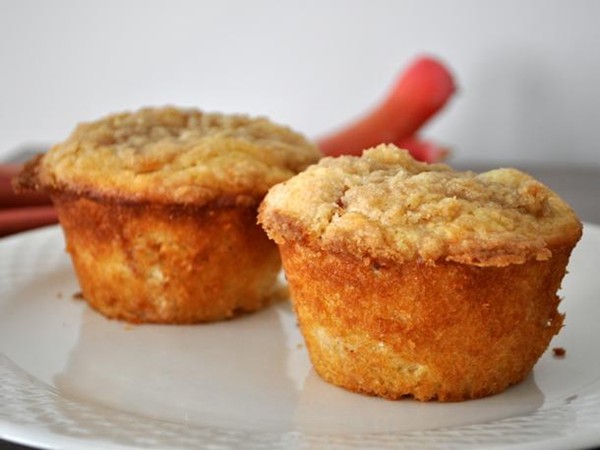 Strawberry rhubarb streusel muffins