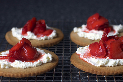 Strawberry-ricotta graham tartlets