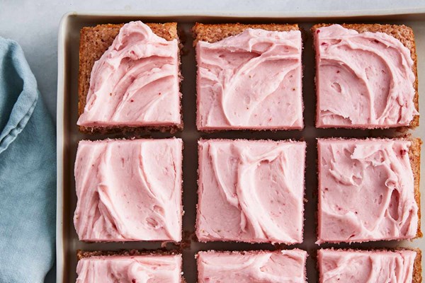 Strawberry-rosé snack cake