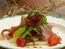 Strawberry salad with speck and halloumi