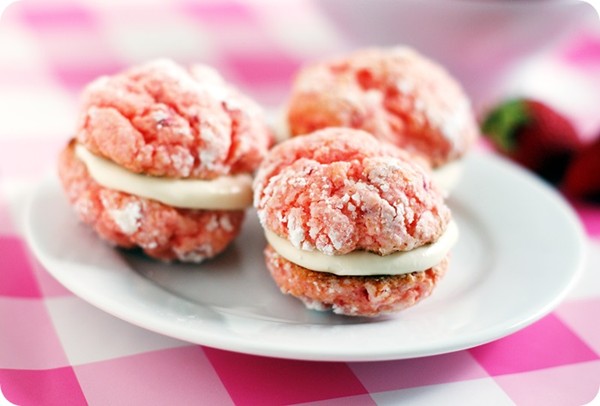 Strawberry sandwich cookies