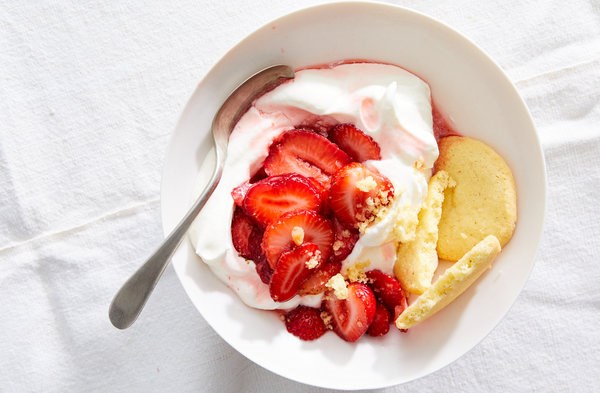 Strawberry shortbread and cream