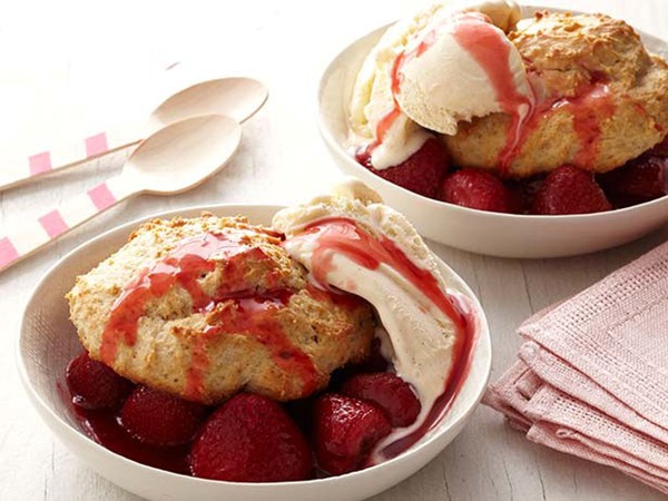 Strawberry shortcake sundaes