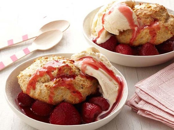Strawberry shortcake sundaes