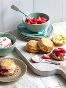 Strawberry shortcake with elderflower cream