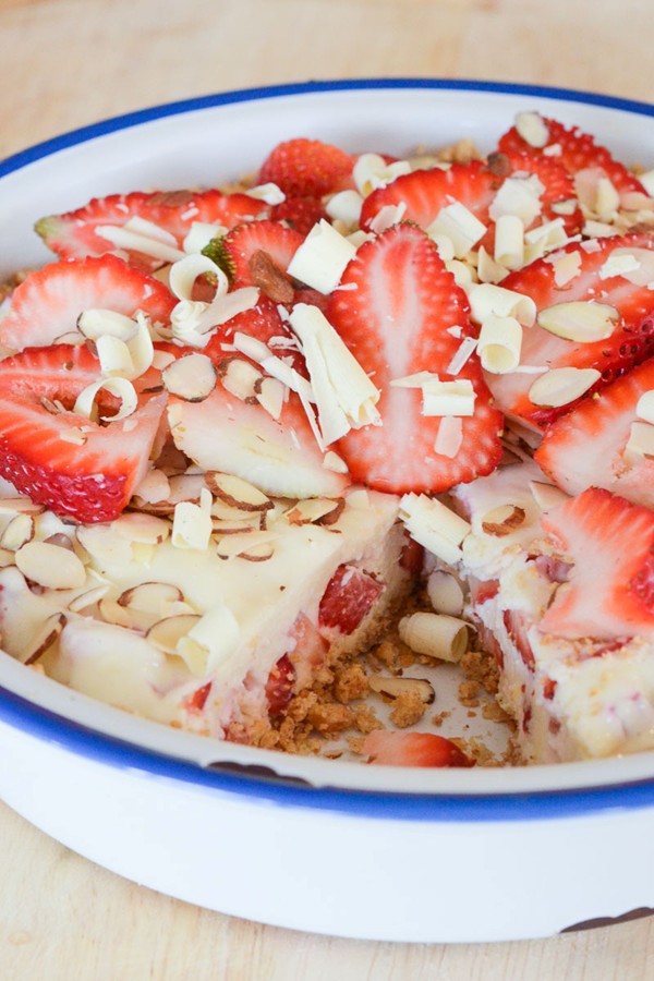 Strawberry tart with white chocolate and oat crust