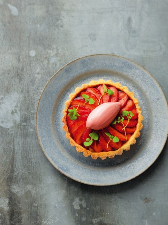 Strawberry tartlets with easy strawberry ice cream