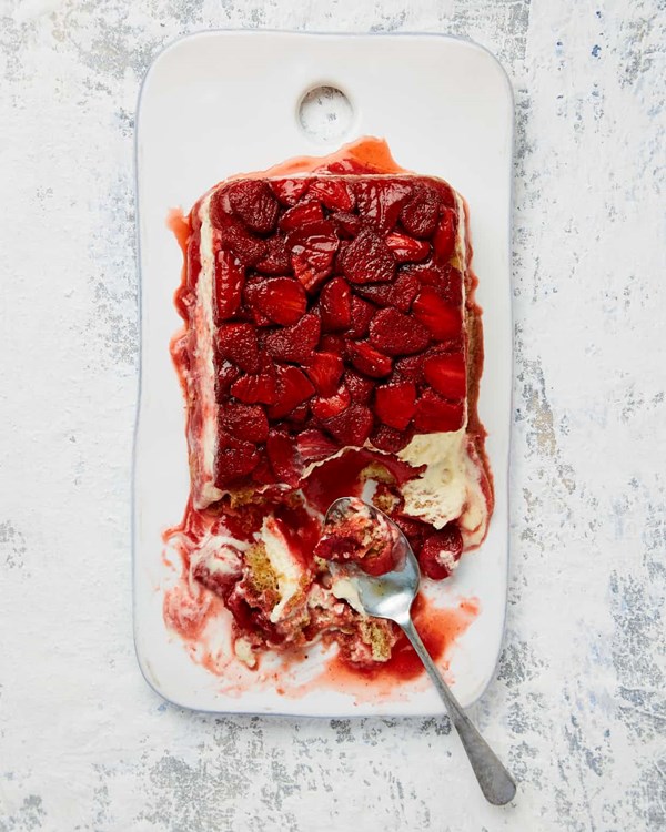 Strawberry tiramisu cake