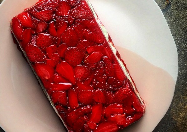Strawberry tiramisu cake
