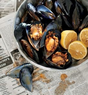 Street hawker's stuffed mussels (Midye dolma)