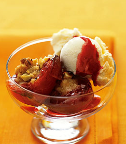 Streusel-roasted plums with vanilla ice cream