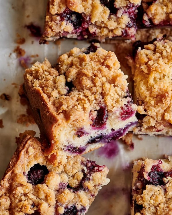 Streusel-topped blueberry coffee cake
