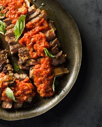 Strip steaks with spicy tomato-basil sauce (Steak pizzaiola)