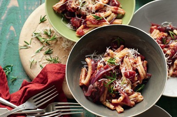 Strozzapreti with caramelised onion sauce