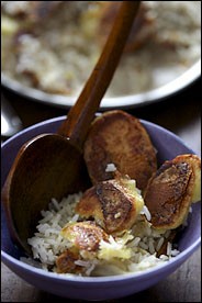 Stuck-pot rice with potato crust