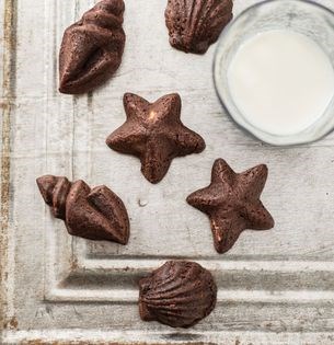 Stuffed bittersweet chocolate mint seashells