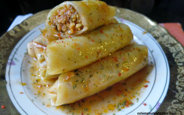 Stuffed cabbage rolls with bulgur & minced/ground meat (Bulgurlu lahana sarmasi)