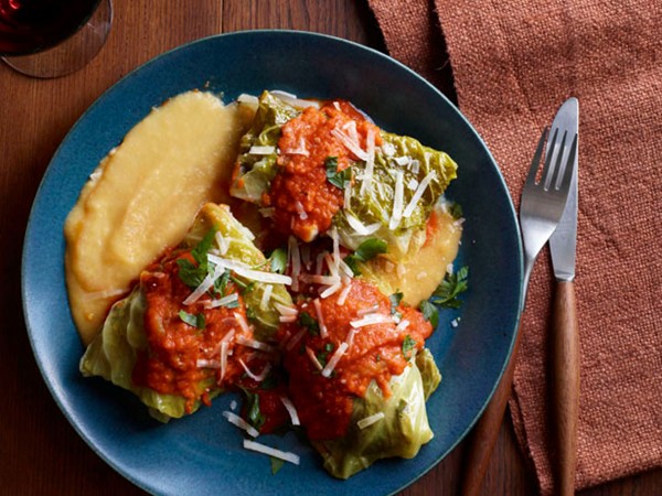 Stuffed cabbage rolls with tomato sauce