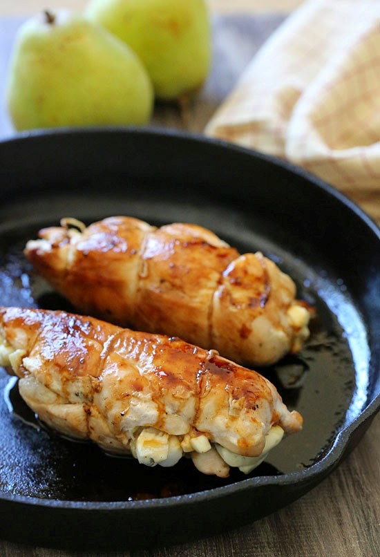 Stuffed chicken breast with prosciutto, pears and Brie
