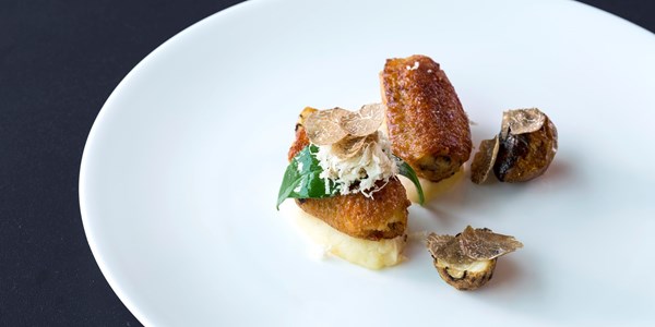 Stuffed chicken wing, chestnut cream, chervil root and Périgord truffle