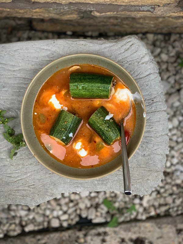 Stuffed courgettes in broth
