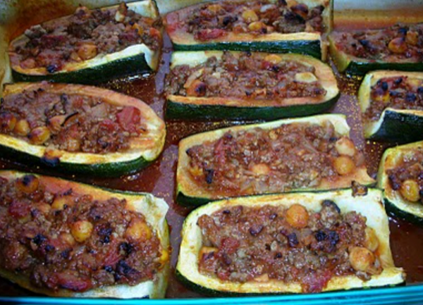 Stuffed courgettes/zucchini with minced/ground meat & chickpeas (Antakya usulu kabak dolmasi)