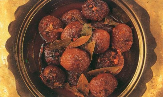 Stuffed figs with bay leaves (Incir tatlisi)