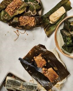 Stuffed fish steamed in banana leaf (Pinaputok na isda)