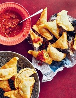 Stuffed fried pastries (Sambosa)