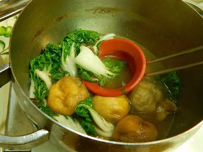 Stuffed gluten puff soup (Yóumiànjīn sāi ròu tāng / 油麵筋塞肉湯)
