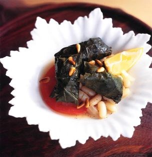 Stuffed grape leaves with white beans (Ojas de parra kon avas)