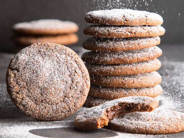 Stuffed hazelnut-chocolate crinkles