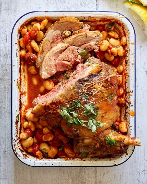Stuffed lamb leg with Greek-style green beans 