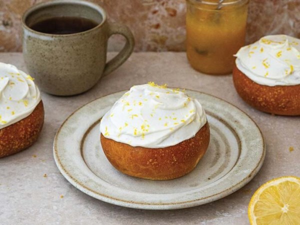 Stuffed lemon brioche buns