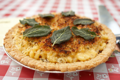 Stuffed macaroni and cheese pie with herbed topping