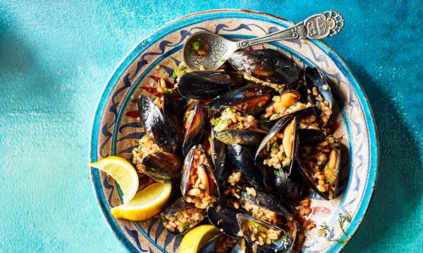 Stuffed mussels (Midye dolmasi)