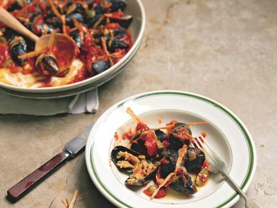 Stuffed mussels with tomato sauce (Cozze 'scappate')
