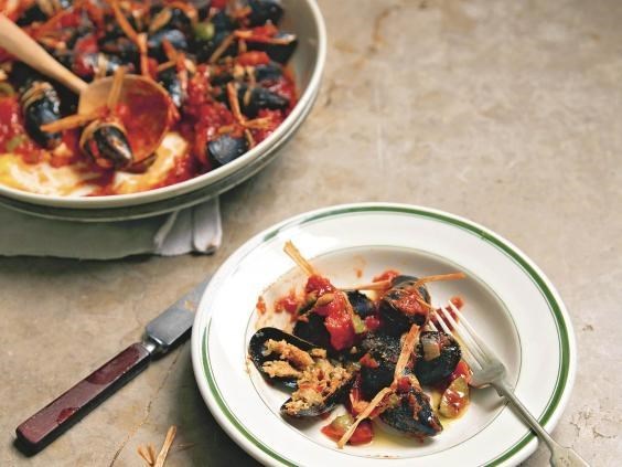 Stuffed mussels with tomato sauce (Cozze 'scappate')