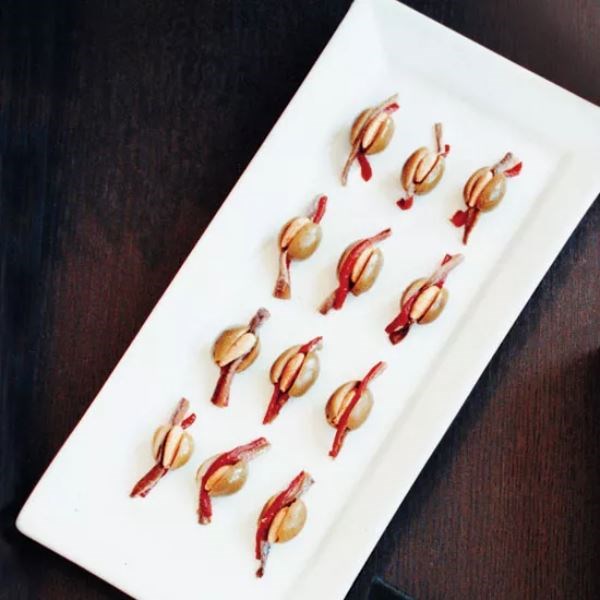 Stuffed olives with anchovies and piquillo peppers (Aceitunas rellenas de anchoas y pimiento del piquillo)