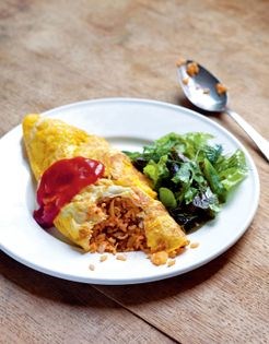 Stuffed omelette (Omuraisu)