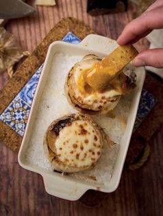 Stuffed onion with egg yolk and truffle (Cipolla farcita con tuorlo e tartufo)
