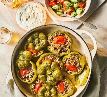 Stuffed peppers with aromatic rice {Zeytinyağh biber dolmasi)
