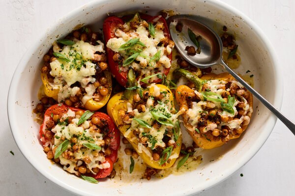 Stuffed peppers with chickpeas and cheese