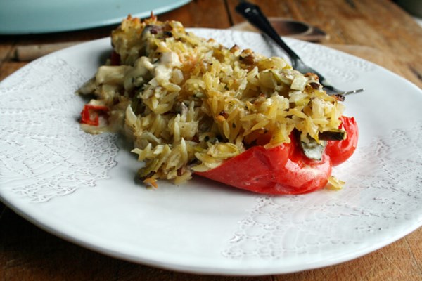Stuffed peppers with orzo, leeks and mushrooms
