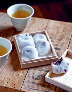 Stuffed rice cakes (Daifuku mochi)