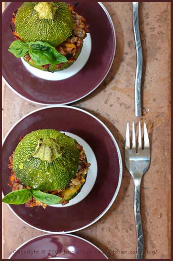 Stuffed round zucchinis with red rice and vegetables (Courgettes rondes farcies au riz rouge et aux légumes)